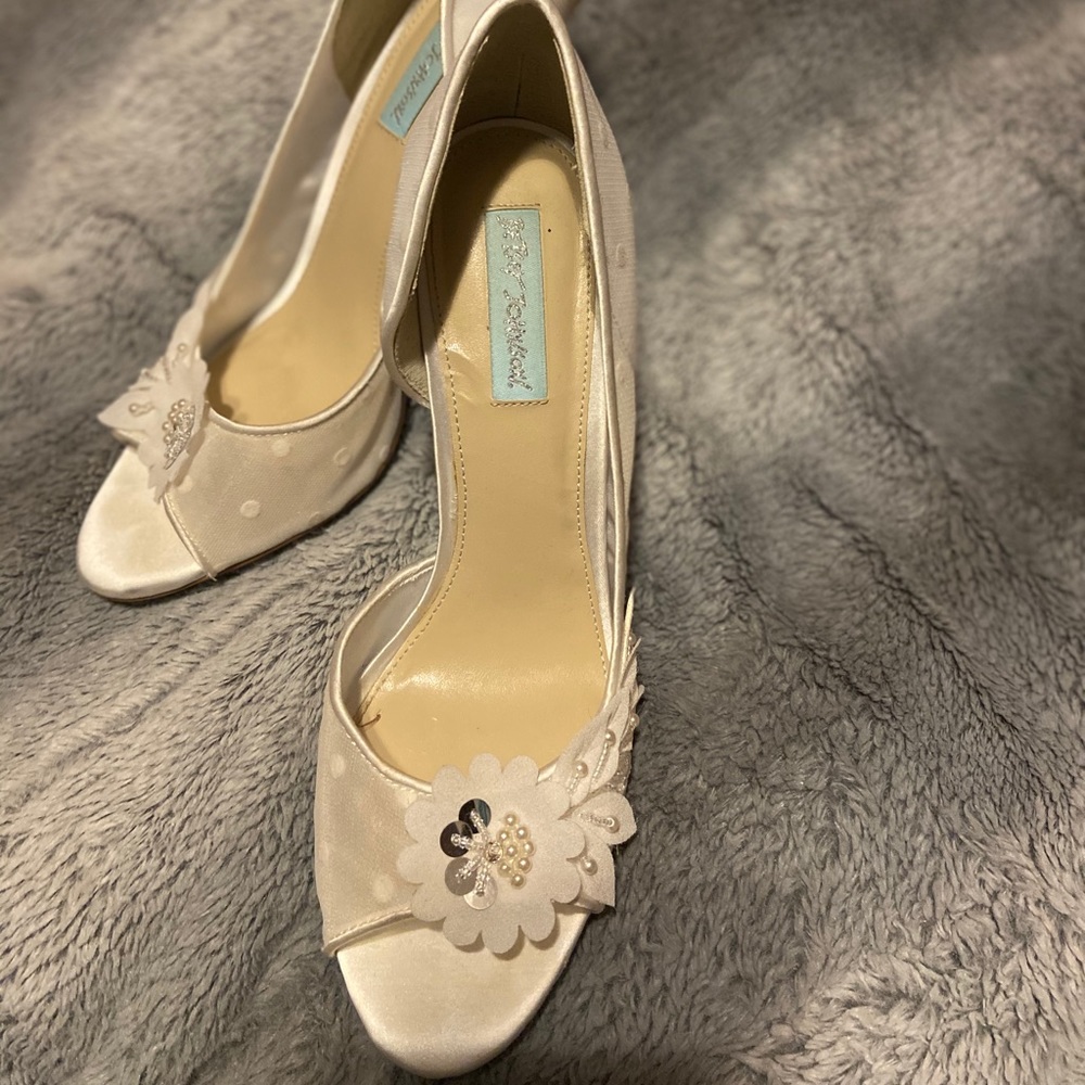 Betsy Johnson,white heels